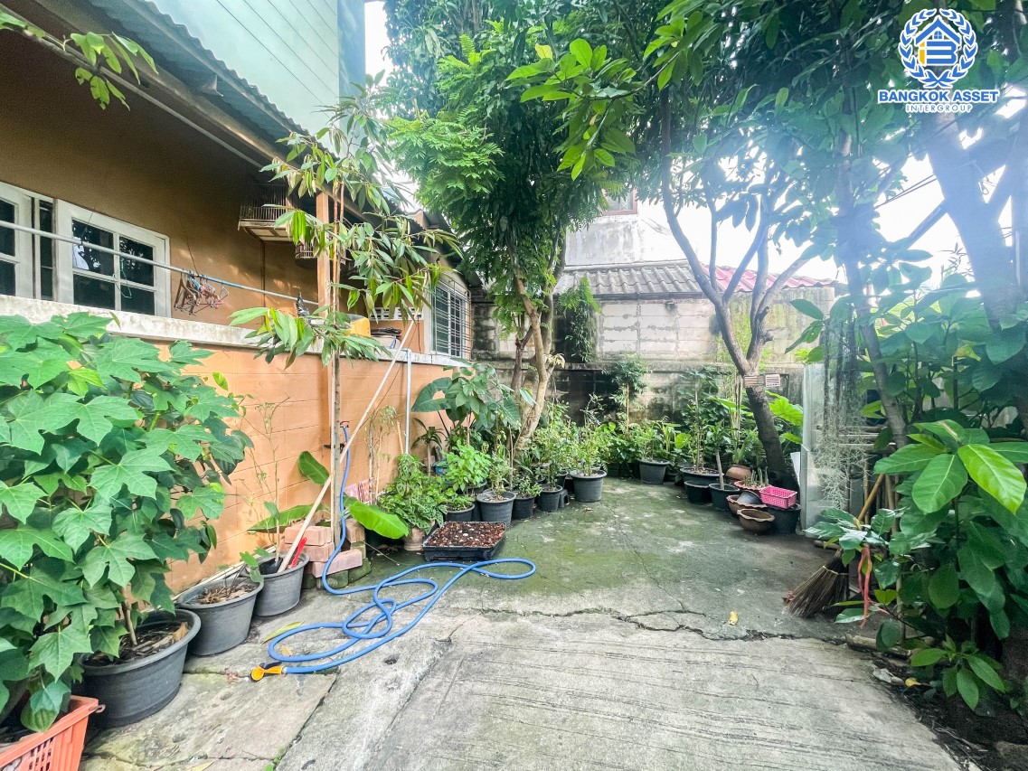 *****ทาวน์เฮ้าส์มือสอง นนทบุรี ม.ร่มโพธิ์ รัตนาธิเบศร์ หลังมุม! เนื้อที่กว้าง 23.90 ตร.ว. ภายในสภาพดี พร้อมเข้าอยู่ โครงการเงียบสงบมีความเป็นส่วนตัว ฟังก์ชัน 2 ห้องนอน 2 ห้องน้ำ จอดรถได้ 1 คัน บ้านพร้อมอยู่ ตั้งบนทำเลเดินทางสะดวก เชื่อมต่อถนนกาญจนาภิเษก, ถนนรัตนาธิเบศร์ ใกล้รถไฟฟ้าสายสีม่วง "สถานีบางพลู" และจุดขึ้นทางด่วน "กาญจนาภิเษก"